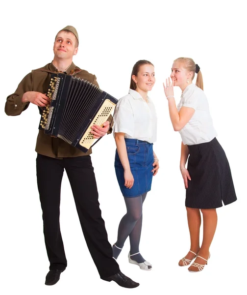 Um tipo com um acordeão e duas raparigas. — Fotografia de Stock