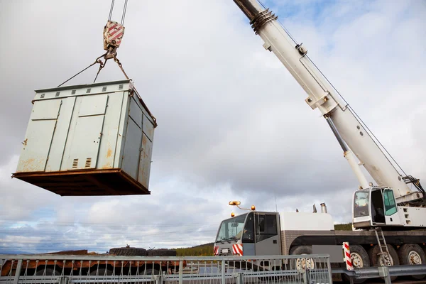 Grue mobile rend opération d'urgence sur une autoroute — Photo