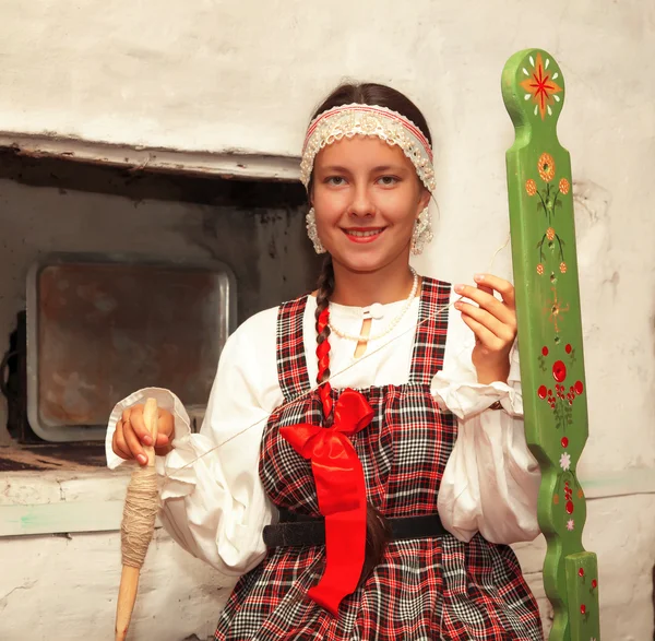 Cheerful girl spins a yarn of wool — Stock Photo, Image