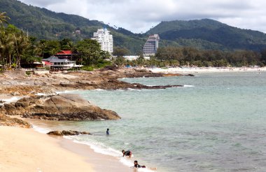 Tay çocuklar vahşi beach içinde yüzüyor. yalnızca içerik.