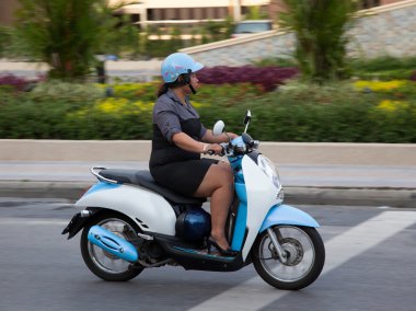 Taylandlı kadın ile bir scooter gidiyor. yalnızca içerik.
