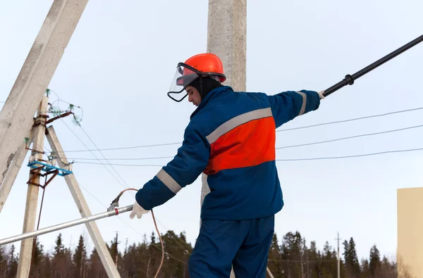 Elektryk praca na linie energetyczne — Zdjęcie stockowe