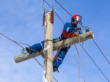 Yükseklik araçlar yardımı olmadan çalışan elektrikçi