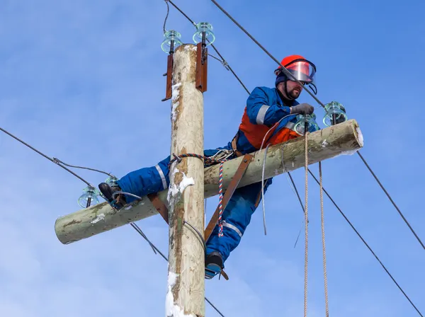 Electricista trabajando en altura sin la ayuda de vehículos — Foto de Stock