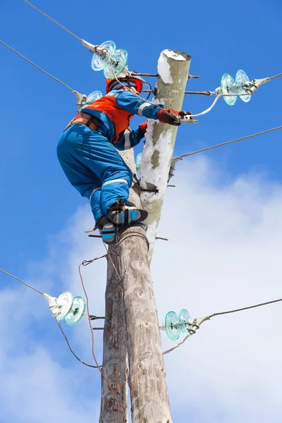 Elektrisch beseitigt den Unfall am Strommast — Stockfoto