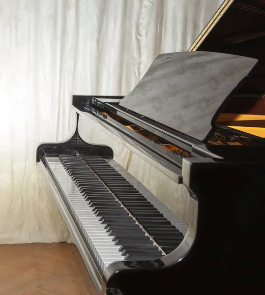 Piano zwart met een verhoogde deksel — Stockfoto