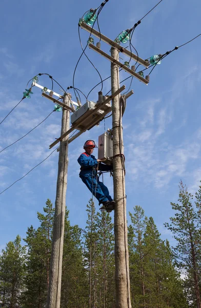 Electricista realiza mantenimiento en las torres de transmisión reclo — Foto de Stock