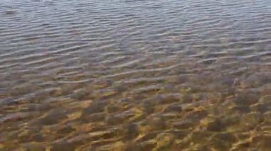 Su gölde dalgalanır