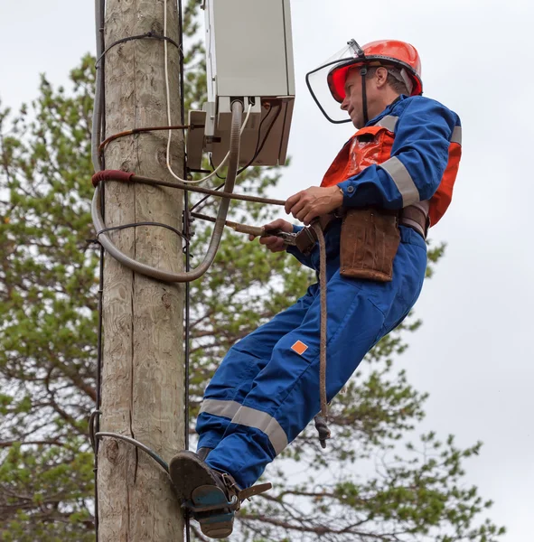 Bakım araçları ve devamı taşımak için elektrikçi — Stok fotoğraf