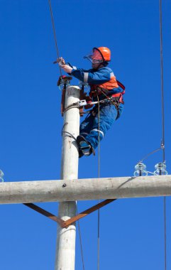 Elektrikçi elektrik pilon üzerinde çalışma