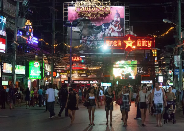 PATONG, TAILÂNDIA - 26 de abril de 2012: As pessoas caminham à noite — Fotografia de Stock