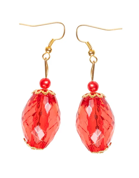 Boucles d'oreilles en verre rouge avec des éléments dorés. fond blanc — Photo