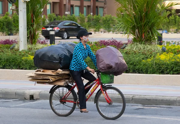 パトンビーチ - 4 月 26 日: タイの女性は袋にゴミ出し — ストック写真