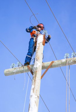 Elektrikçi elektrik pilon üzerinde çalışma