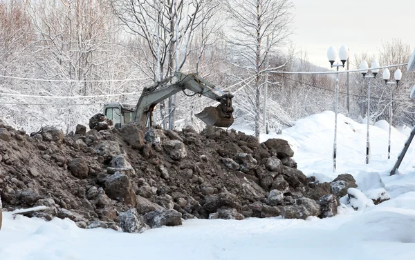 Escavadeira cavando solo congelado — Fotografia de Stock