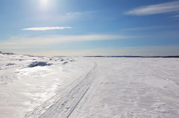 Trilha de neve móvel que se estende para a distância para o horizonte — Fotografia de Stock