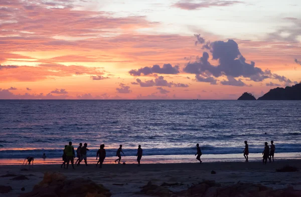 Pa Tong - 25 AVRIL : Thai Les garçons jouent au football sur la plage à su — Photo