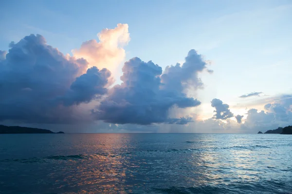 güzel gün batımı. Phuket. Patong. deniz manzarası 