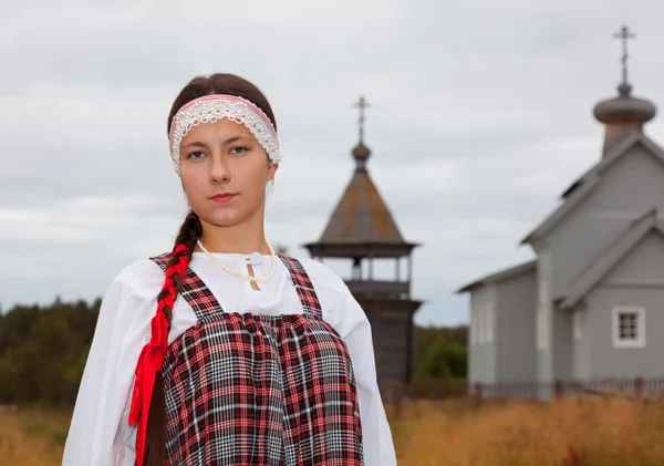 Flicka i nationella klänning — Stockfoto