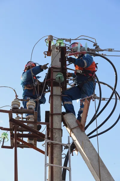 Electriciens travaillant en hauteur — Photo