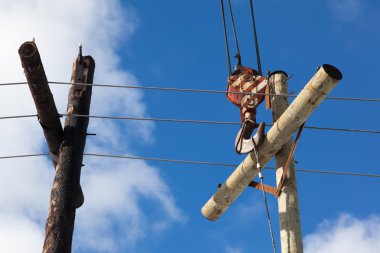 eski elektrik direği yeni bir değiştirme 