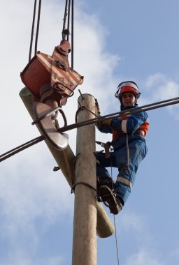 Elektrikçi elektrik pilon üstüne tel gündeme getiriyor. 