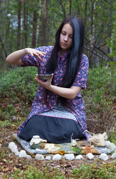 Chica bruja evoca en el bosque — Foto de Stock