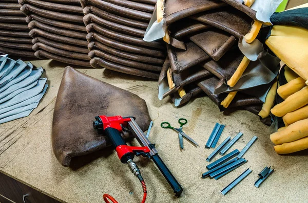 Vervaardiging van gestoffeerde meubels, meubelbekleding met een pneumatische nietmachine — Stockfoto