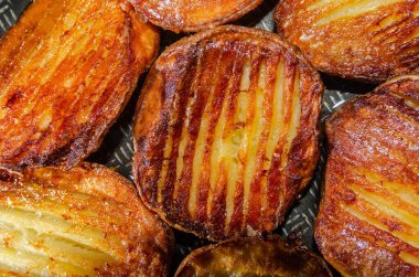 Fırında pişmiş sıcak patates, üzerinde altın bir kabuk olan..