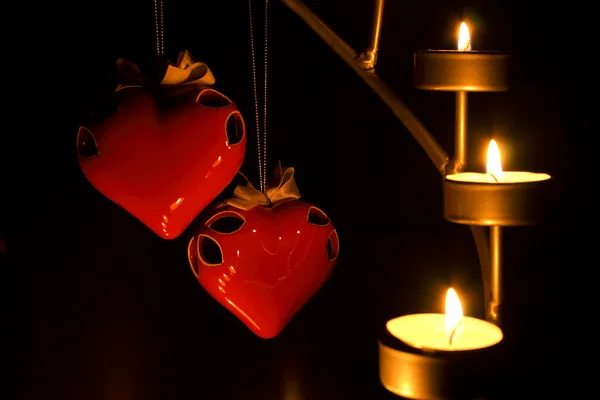 Два сердца в свете свечей — стоковое фото