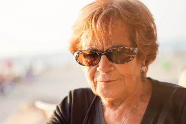 Gondolkodás idős asszony szabadban Stock Kép