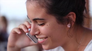 Kız telefonda konuşuyor.