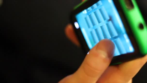 Смартфон в руках подростков — стоковое видео