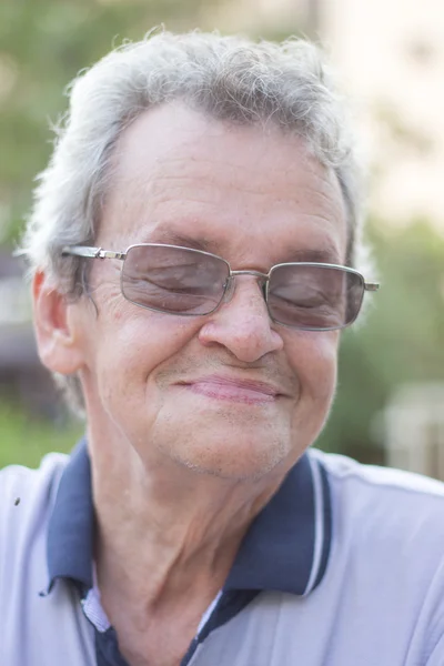 Retrato de um homem idoso feliz com óculos — Fotografia de Stock