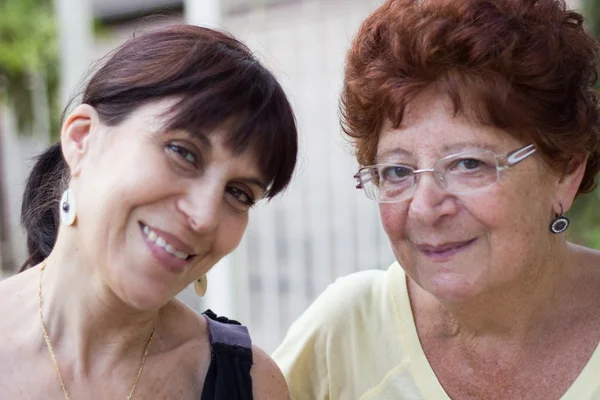 Två kvinnor vänner leende — Stockfoto