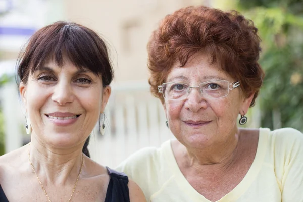 Två kvinnor vänner leende — Stockfoto