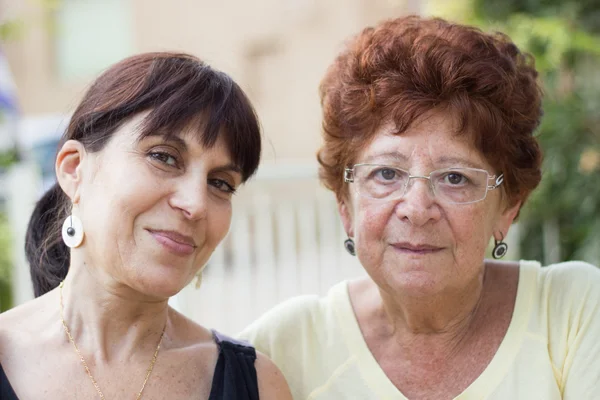 Portrait of two women friends — Stock Photo, Image