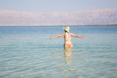 Ölü Deniz güzel genç kadın