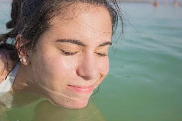 Retrato de Hermosa joven en el agua — Foto de Stock