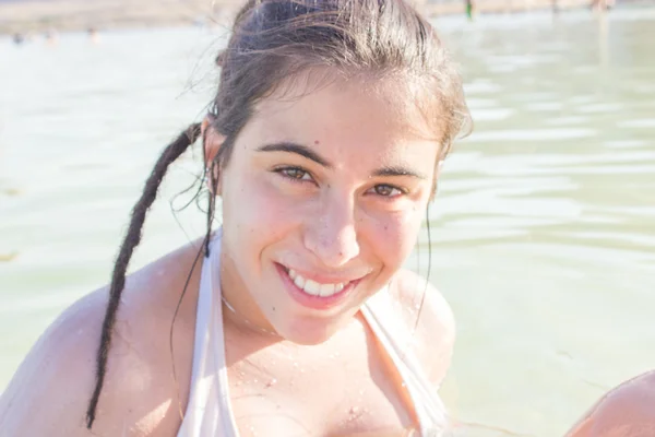 Retrato de bela jovem mulher na água — Fotografia de Stock