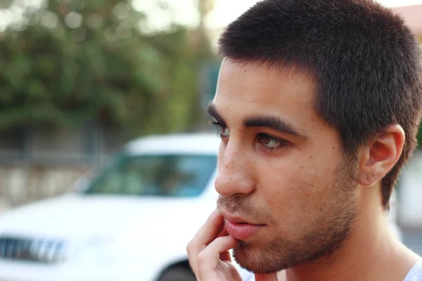 Primer plano de un joven al aire libre — Foto de Stock