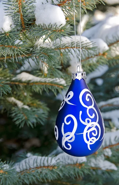 Kerst ornament op boom — Stockfoto