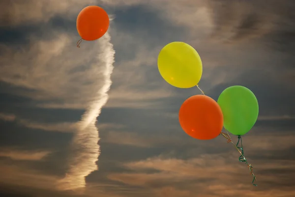 Luftballons am Himmel bei Sonnenuntergang — Stockfoto