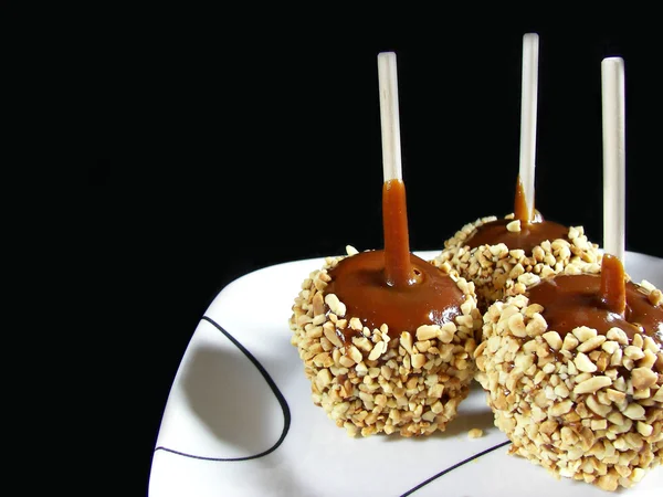 Manzanas de caramelo con frutos secos — Foto de Stock