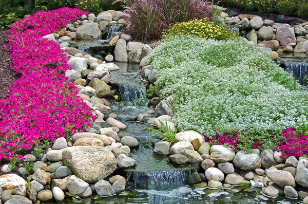 Cascadas en jardín de rocas — Foto de Stock