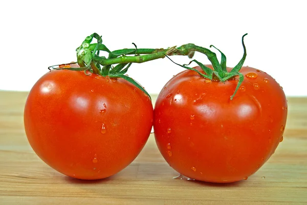 Tomates maduros na tábua de corte — Fotografia de Stock