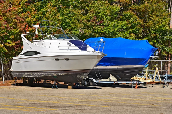 Barco a motor con envoltura de encogimiento azul —  Fotos de Stock