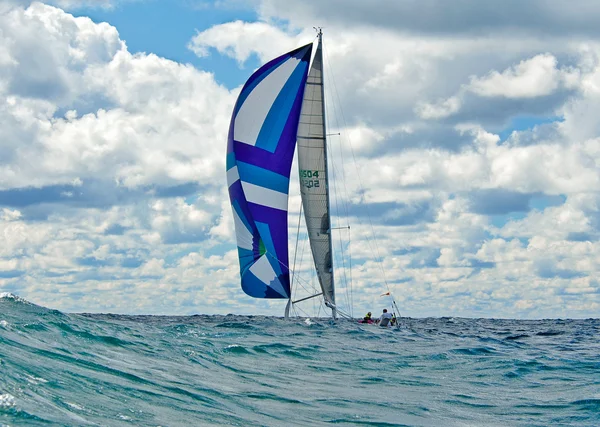 Barca a vela con spinnaker — Foto Stock