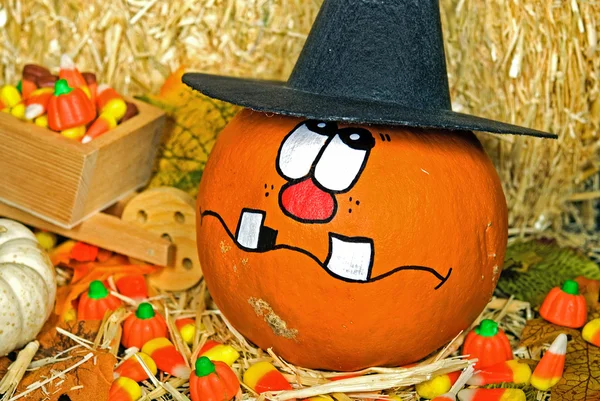 Pumpkin wearing a witch hat — Stock Photo, Image