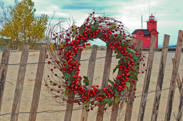 Ghirlanda di bacche di Natale nella recinzione della spiaggia — Foto Stock